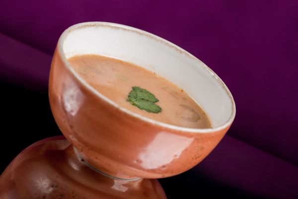 куриный бульон, фасоль, кокосовое молоко, соус Чили, томат, морковь, чеснок, стебель сельдерея, кинза, лук порей, перец чили