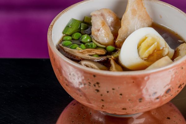 бульон рамен, мясо цыпленка, лапша рамен, омлет тамаго, дайкон, горошек, грибы шиитаке, морковь, куриное яйцо
